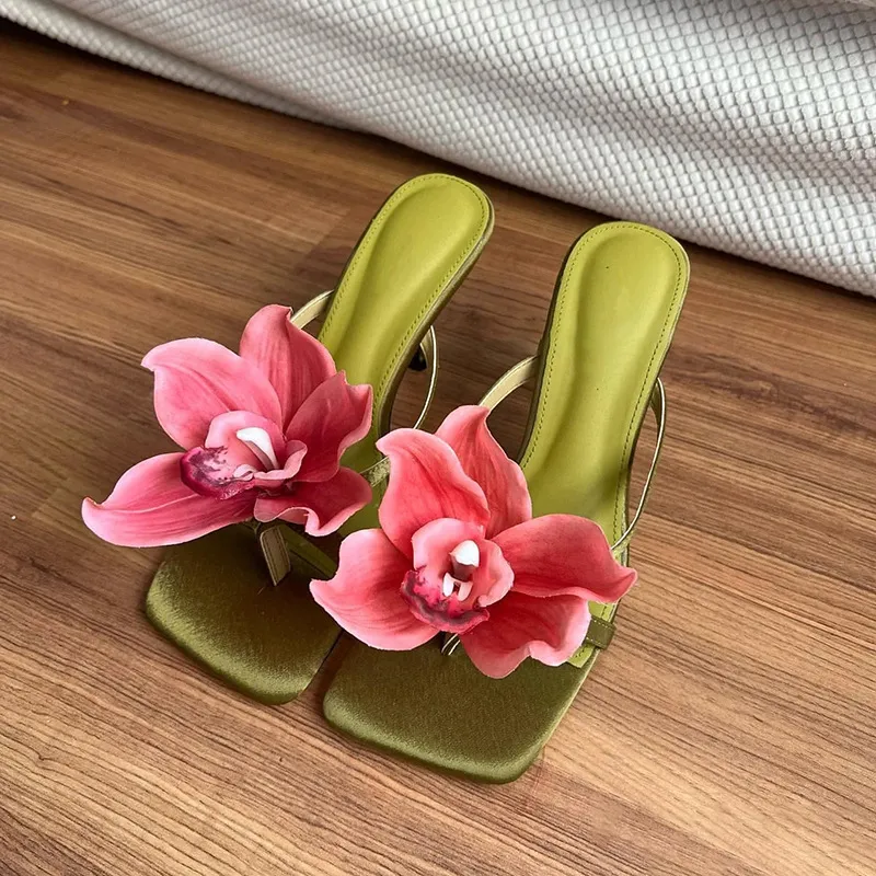 2024 Summer Nuevo estilo Talón fino Pinch Pell Plip Sala Flower Small Flower Tisos altos para mujeres