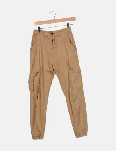 Bershka Pantalón beige cargo