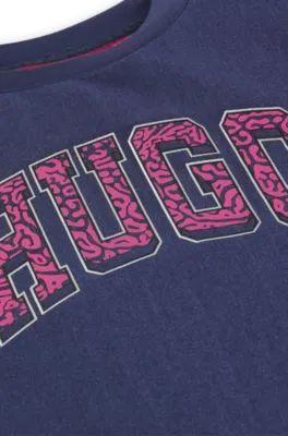 Camiseta para niños en tejido brillante con logo de estilo universitario