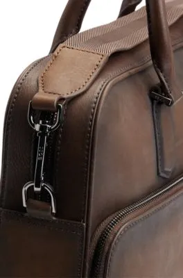 Portadocumentos de piel italiana con detalles de la marca