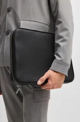 Portadocumentos de piel italiana granulada con detalles de la marca