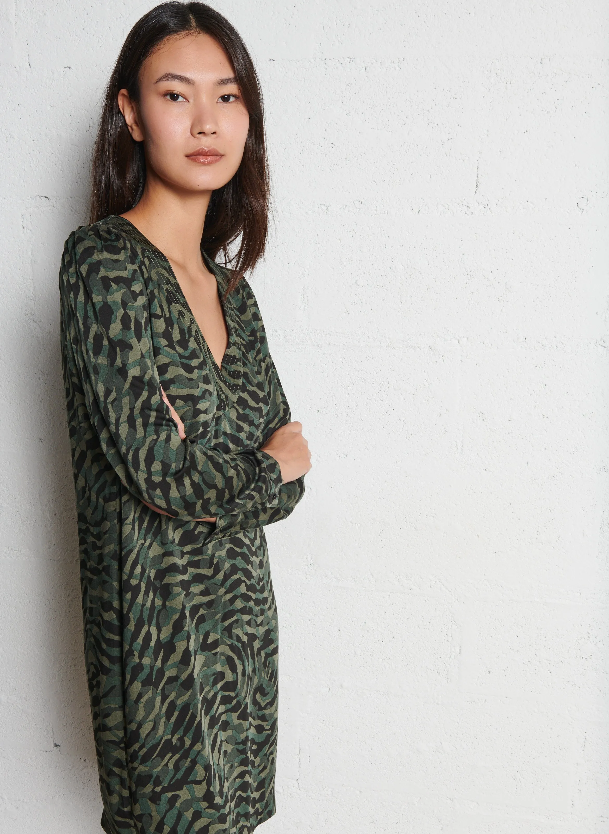Robe midi col V imprimée en caqui