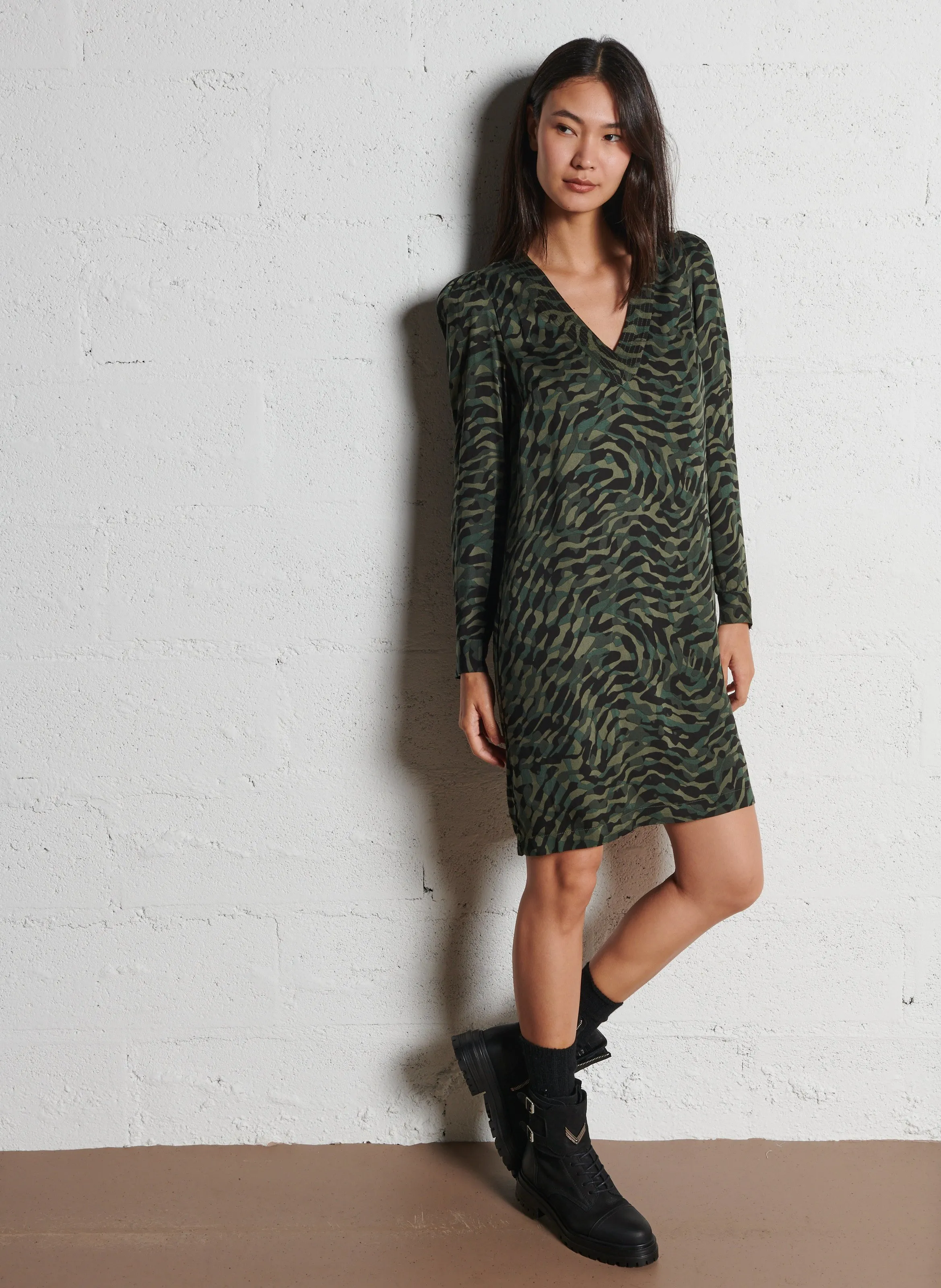 Robe midi col V imprimée en caqui