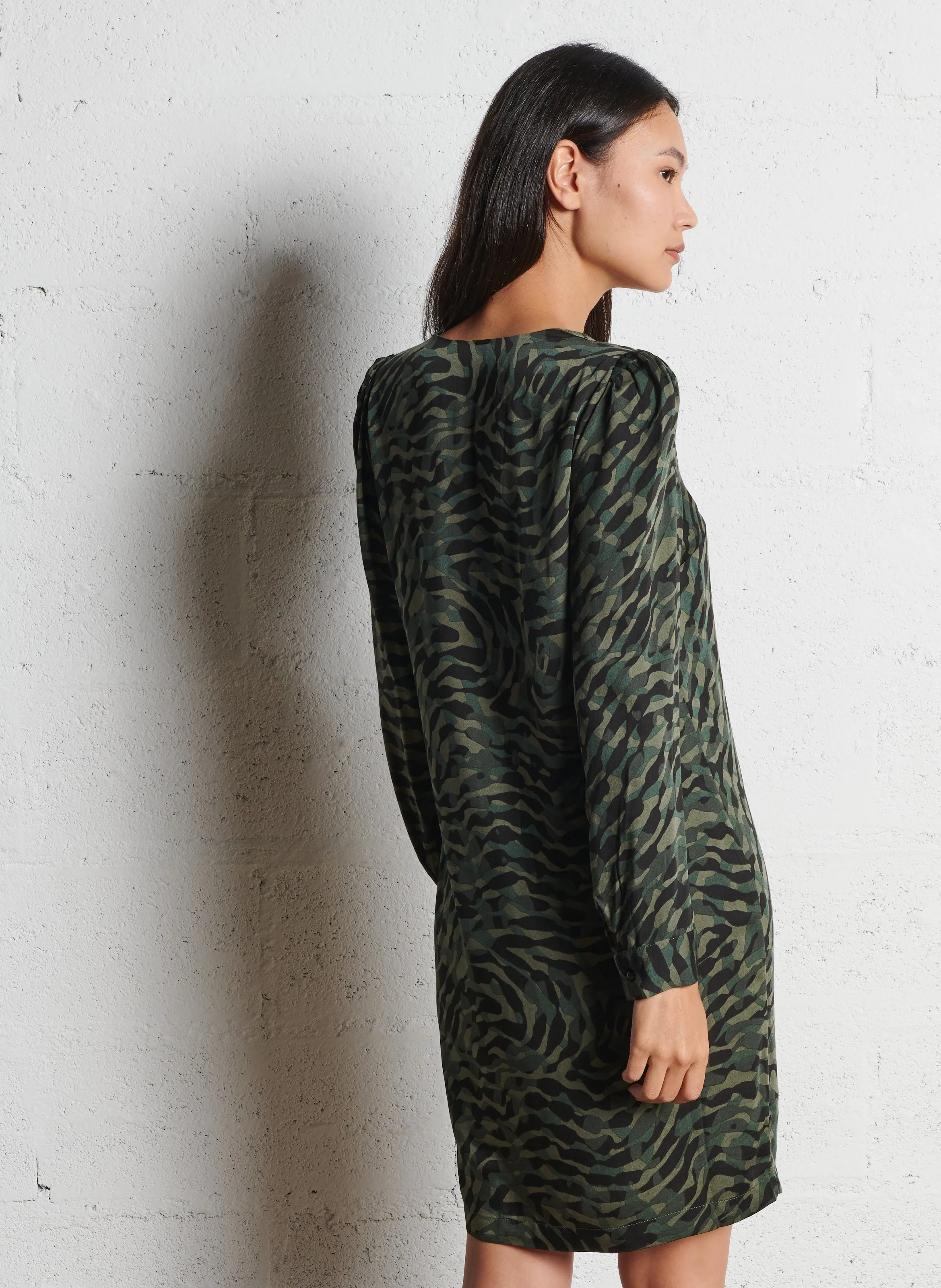 Robe midi col V imprimée en caqui
