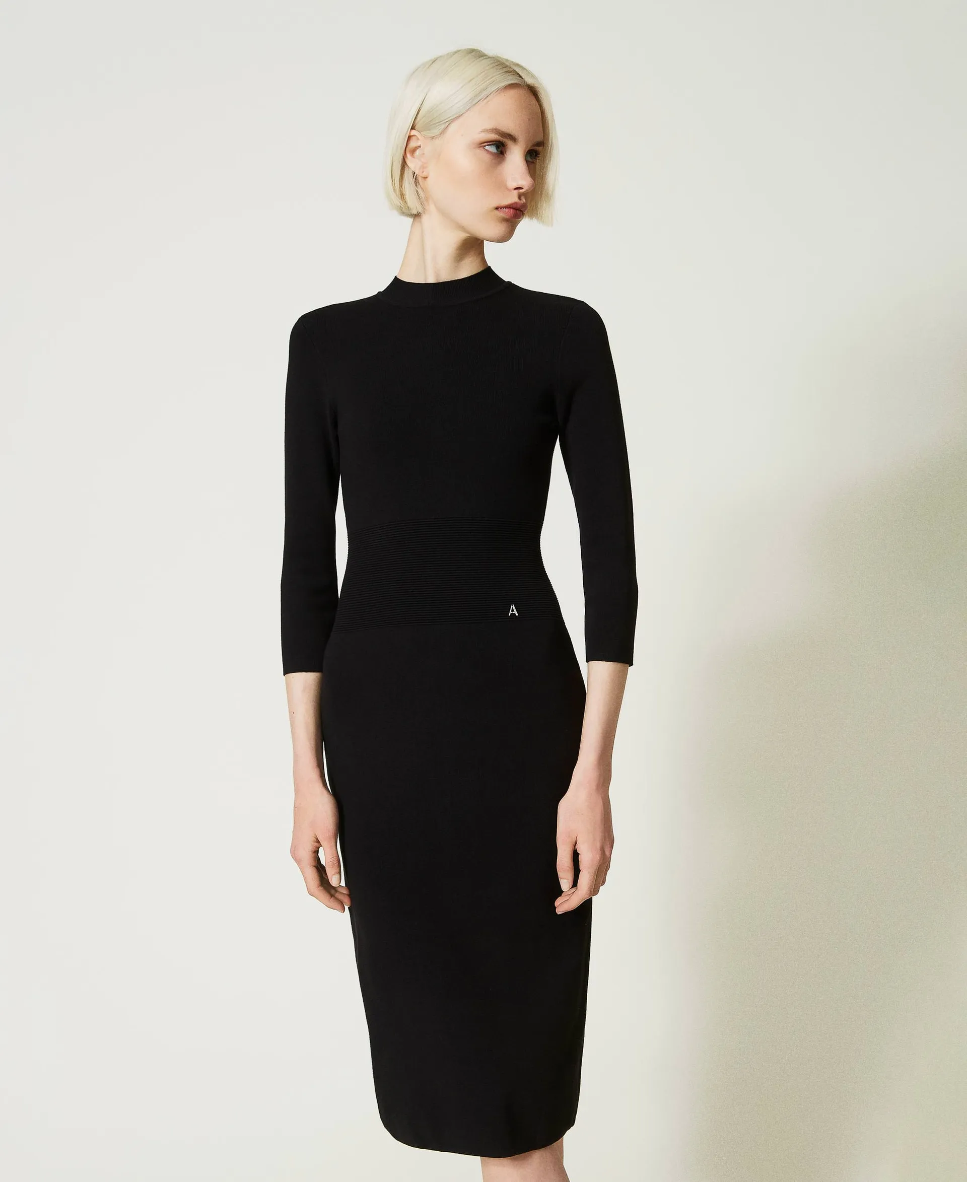 Robe midi en maille avec découpe