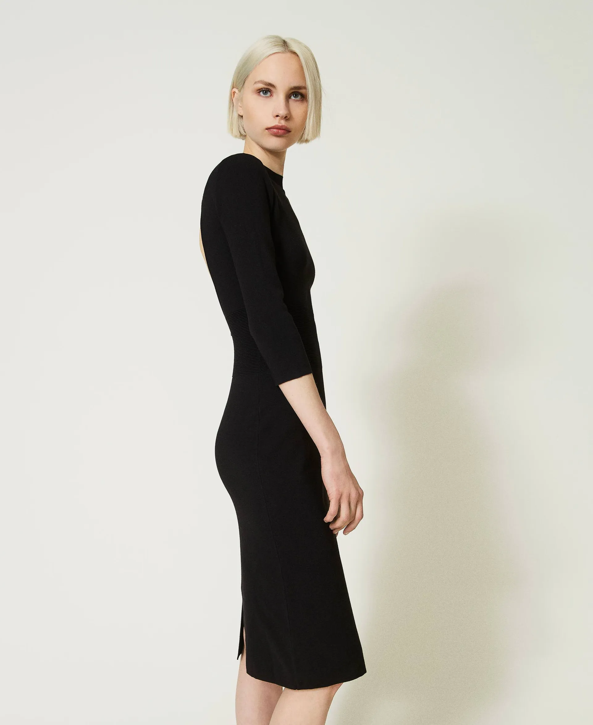 Robe midi en maille avec découpe