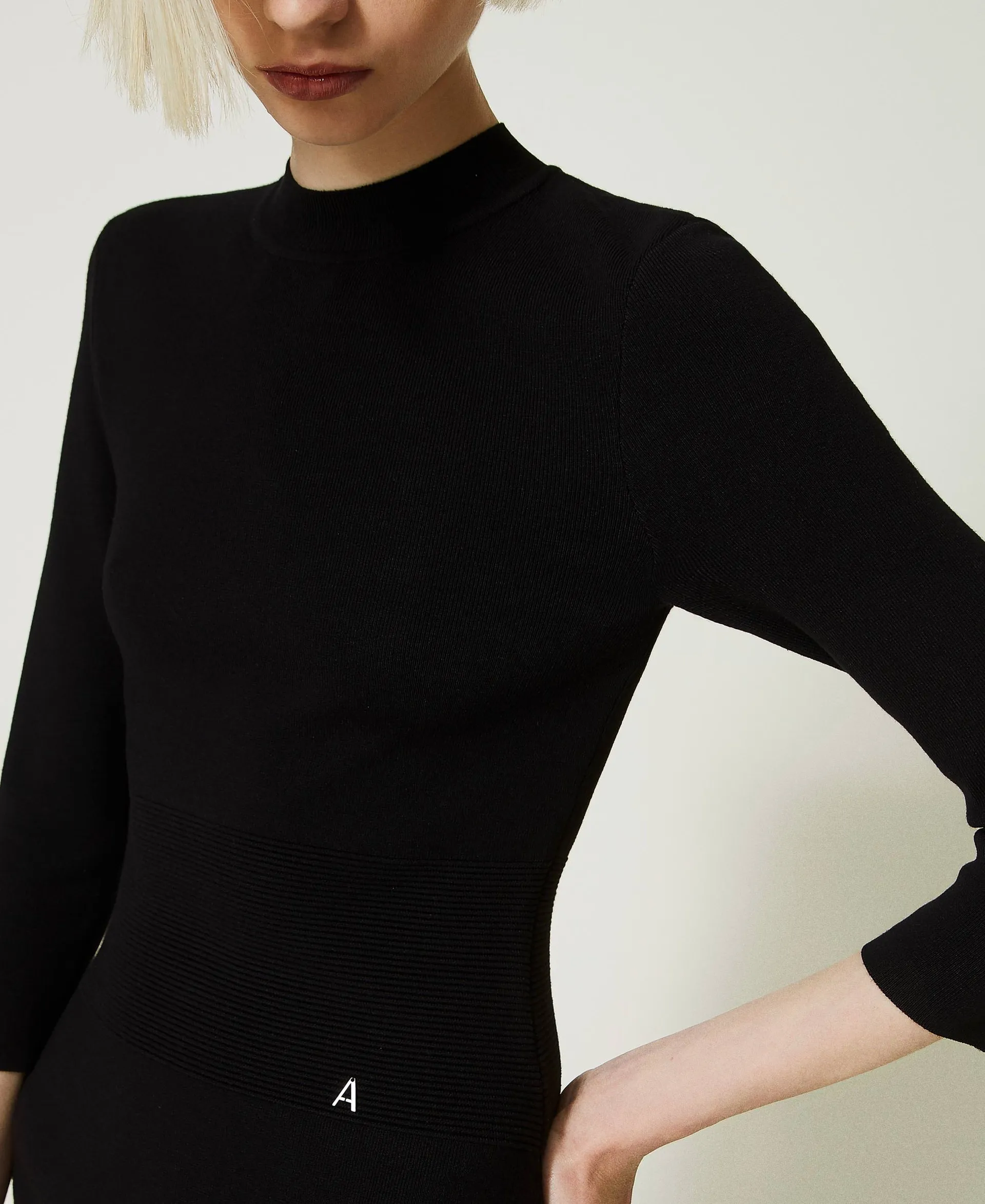 Robe midi en maille avec découpe