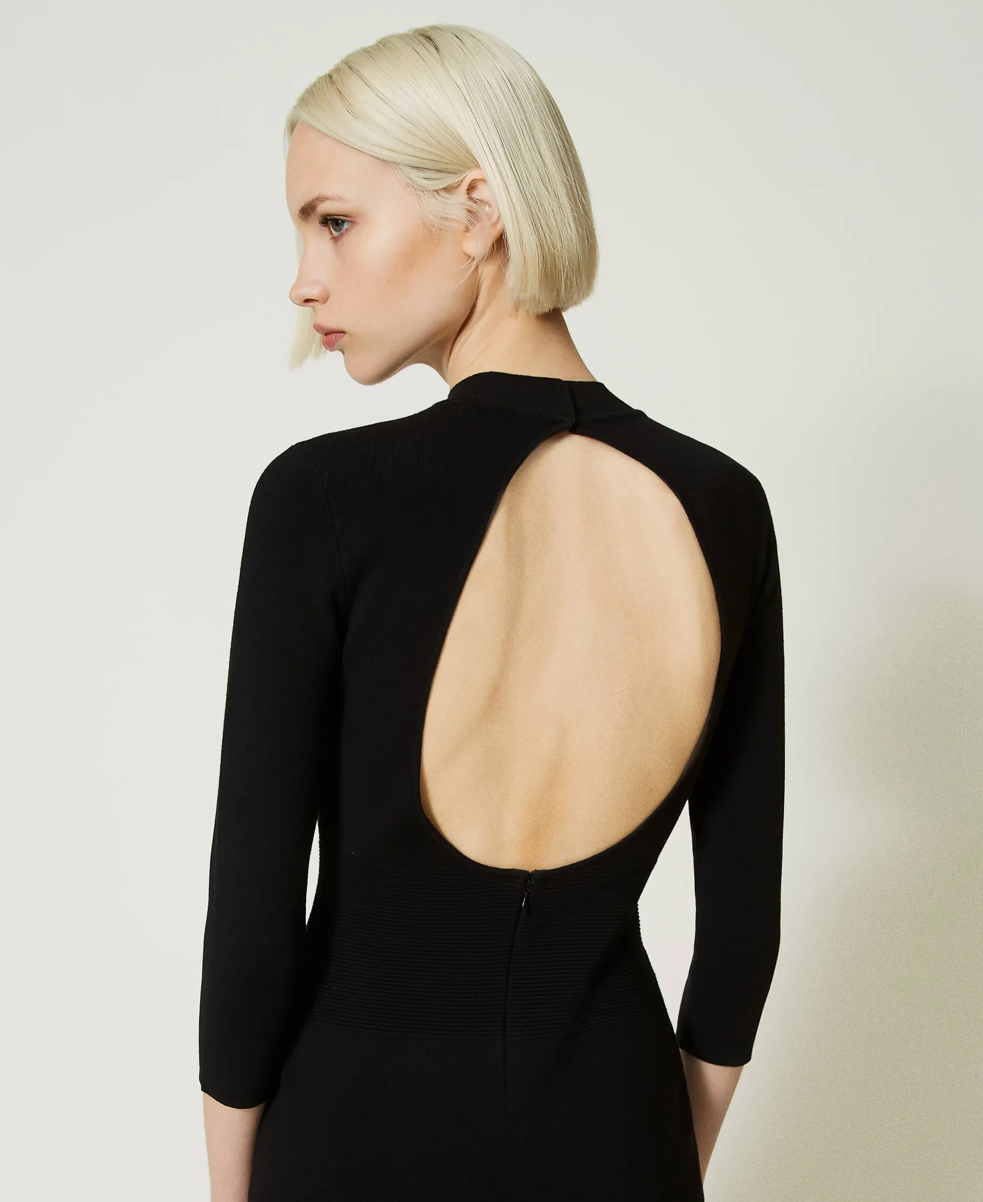 Robe midi en maille avec découpe