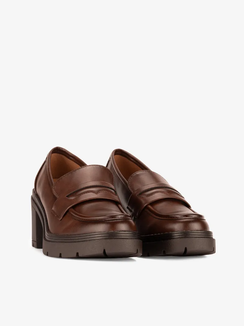 SAPATO LOAFER DE TACÃO ESTILO MOCASSIN COM SOLA DE RASTO