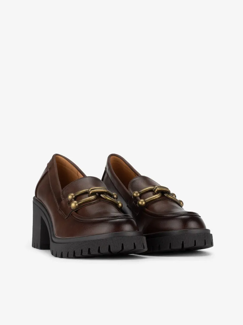 SAPATO LOAFER ESTILO MOCASSIN DE TACÃO COM APLICAÇÃO METÁLICA