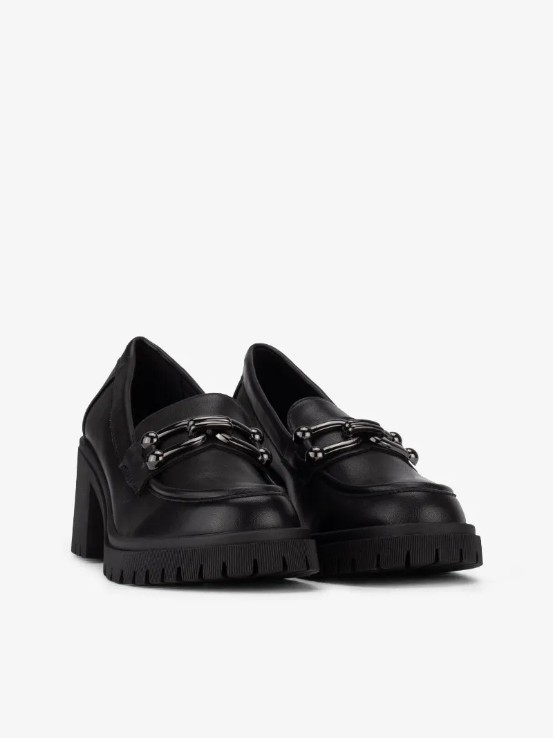 SAPATO LOAFER ESTILO MOCASSIN DE TACÃO COM APLICAÇÃO METÁLICA