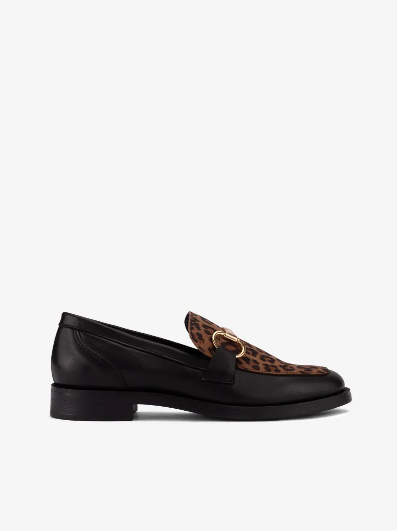 SAPATO LOAFER ESTILO MOCASSIN EM PELE COMBINADO COM ESTAMPADO LEOPARDO