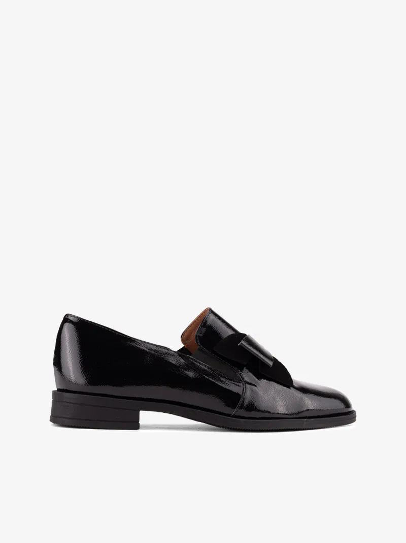 SAPATO LOAFER ESTILO MOCASSIN EM VERNIZ COM LAÇO