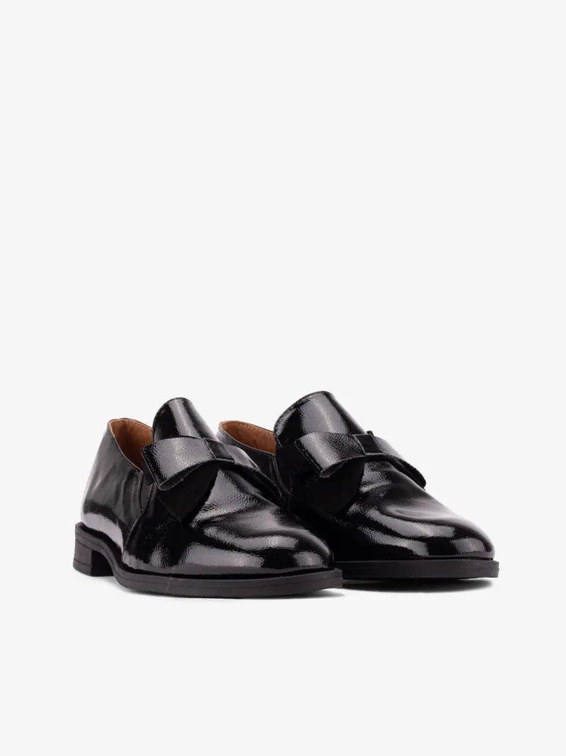 SAPATO LOAFER ESTILO MOCASSIN EM VERNIZ COM LAÇO