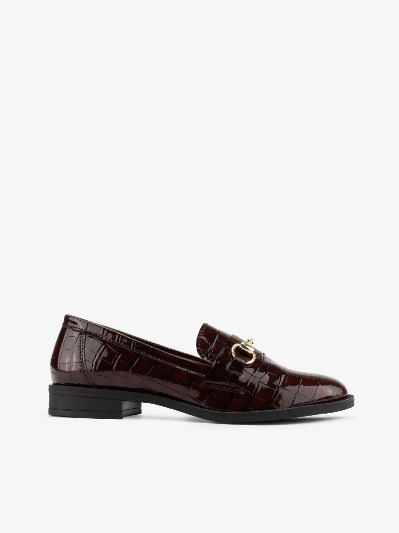 SAPATO LOAFER ESTILO MOCASSIN EM VERNIZ ESTAMPADO CROCO COM APLICAÇÃO METÁLICA