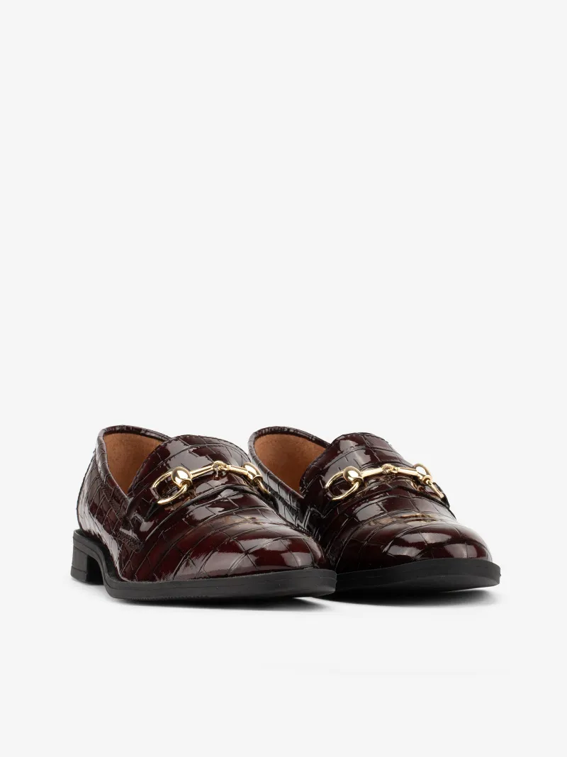 SAPATO LOAFER ESTILO MOCASSIN EM VERNIZ ESTAMPADO CROCO COM APLICAÇÃO METÁLICA