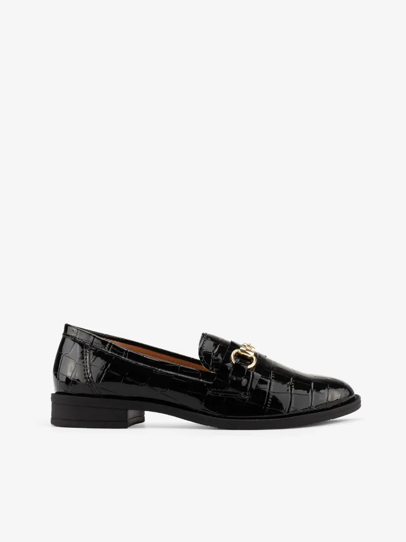 SAPATO LOAFER ESTILO MOCASSIN EM VERNIZ ESTAMPADO CROCO COM APLICAÇÃO METÁLICA