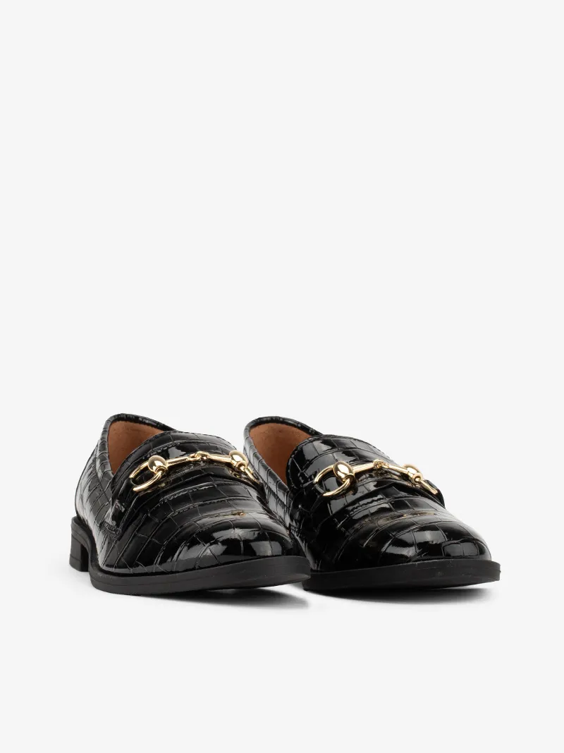 SAPATO LOAFER ESTILO MOCASSIN EM VERNIZ ESTAMPADO CROCO COM APLICAÇÃO METÁLICA