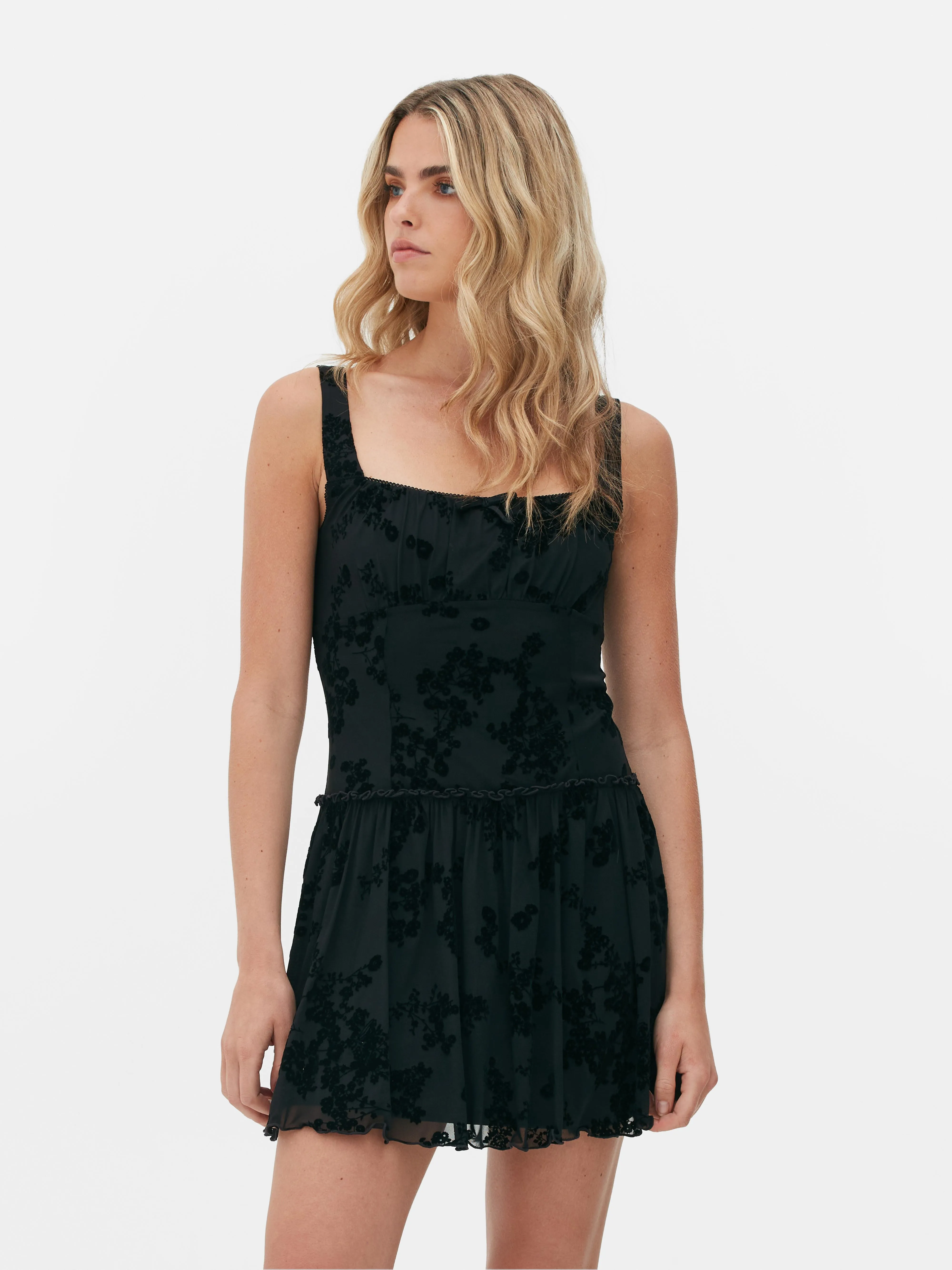 Vestido corto de malla con diseño devoré de Rita Ora