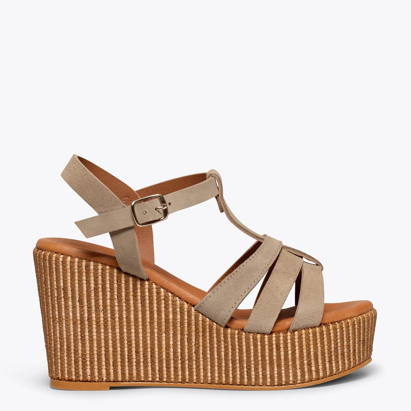 ÁMBAR  CUñAS TAUPE CON PLATAFORMA DE RAFIA
