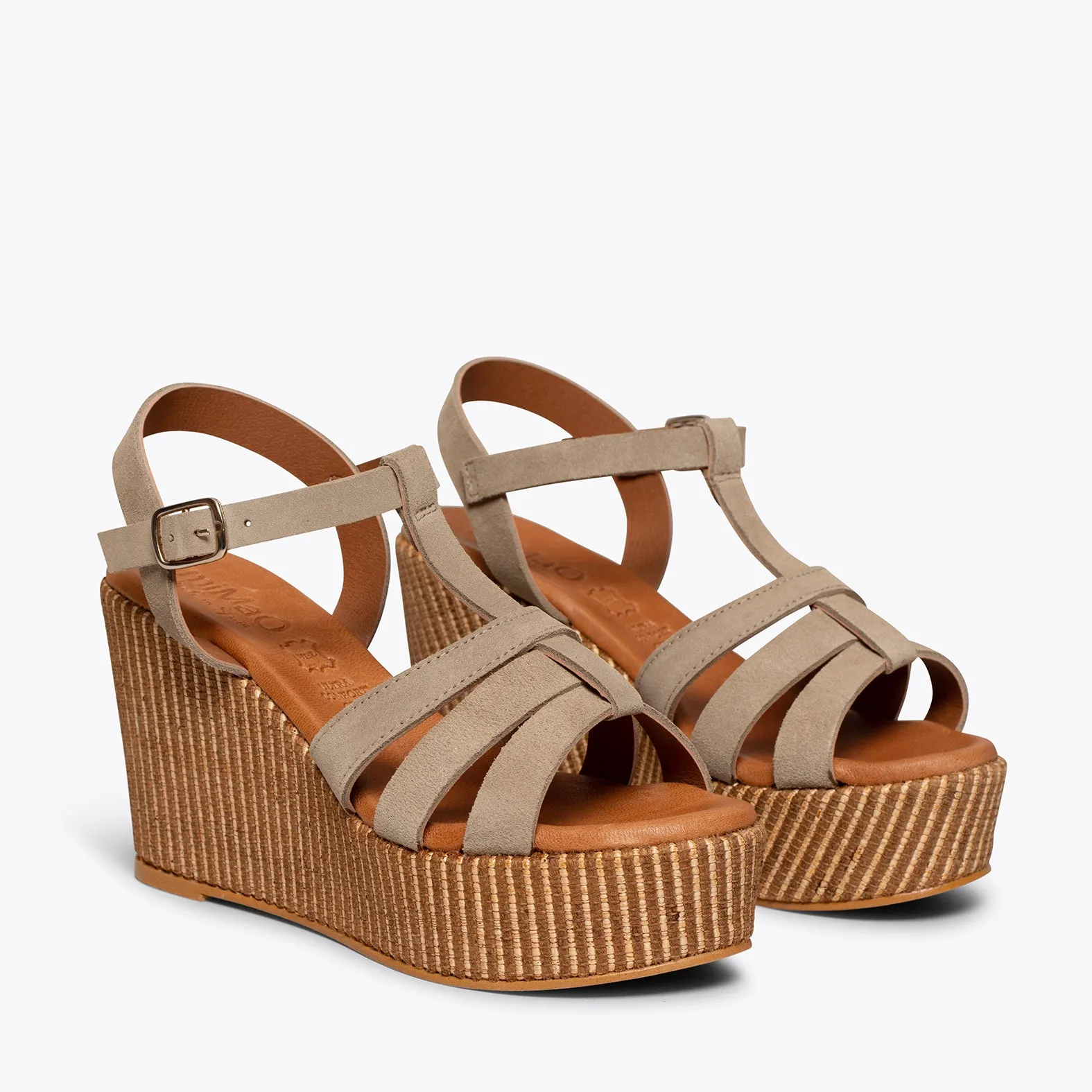 ÁMBAR  CUñAS TAUPE CON PLATAFORMA DE RAFIA