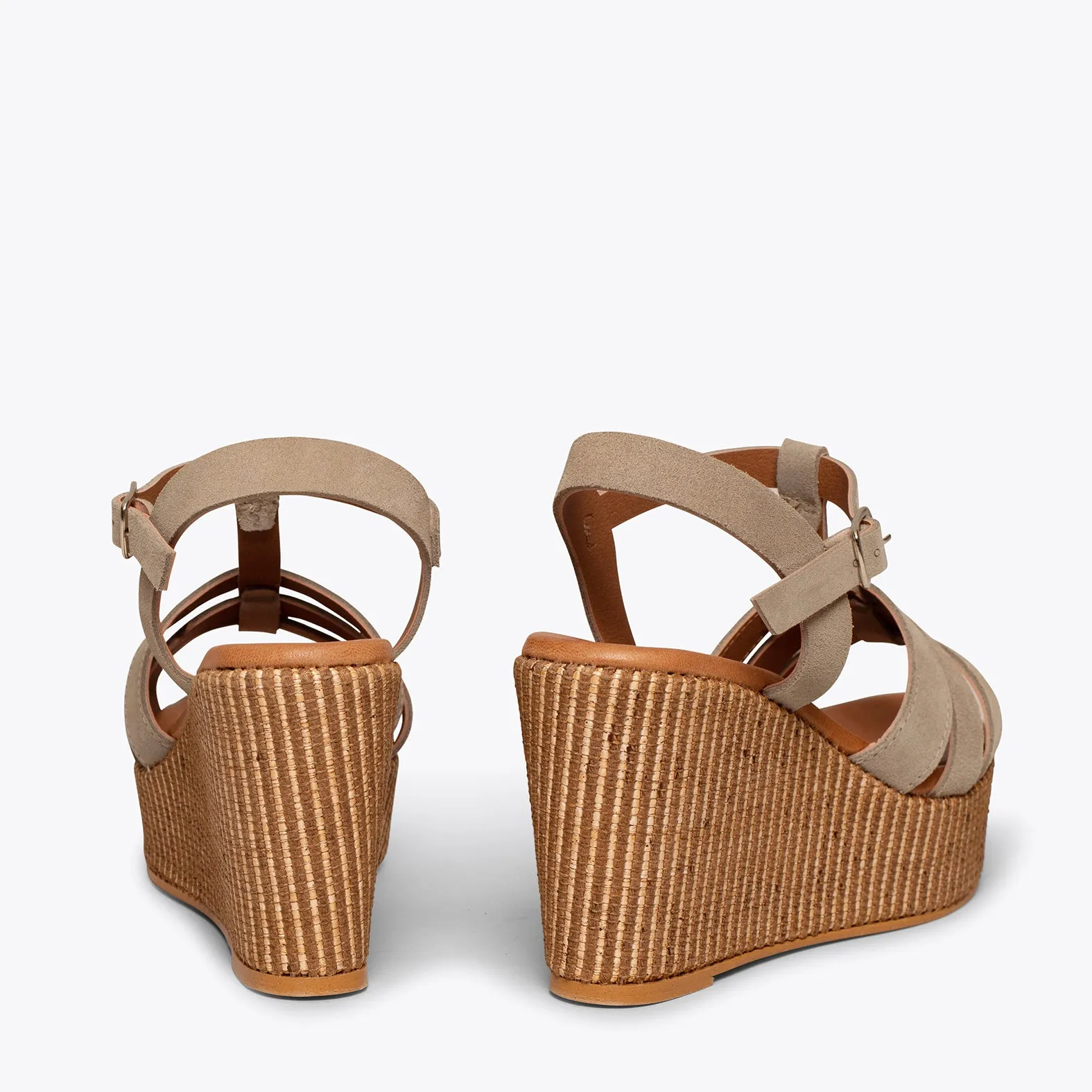 ÁMBAR  CUñAS TAUPE CON PLATAFORMA DE RAFIA