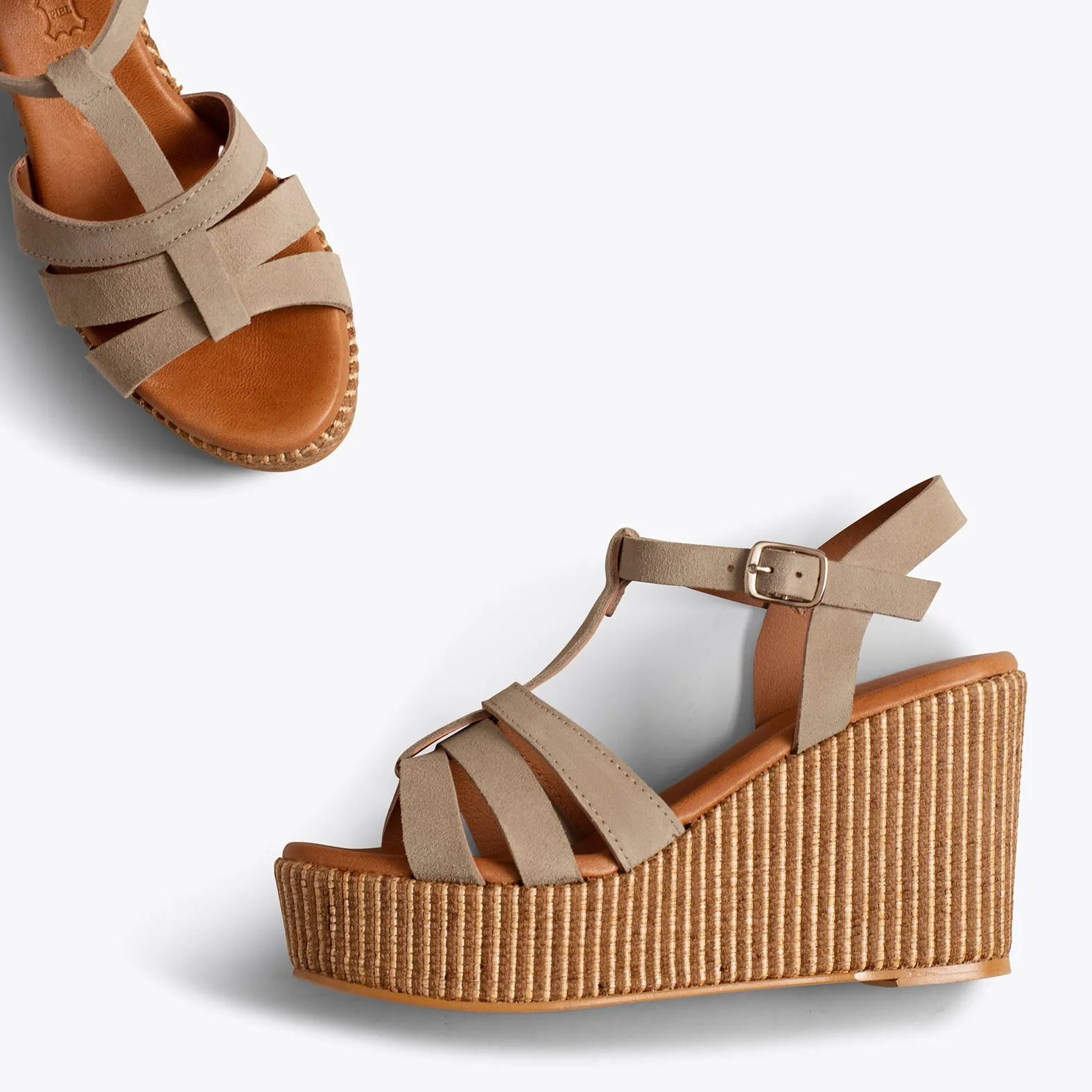 ÁMBAR  CUñAS TAUPE CON PLATAFORMA DE RAFIA